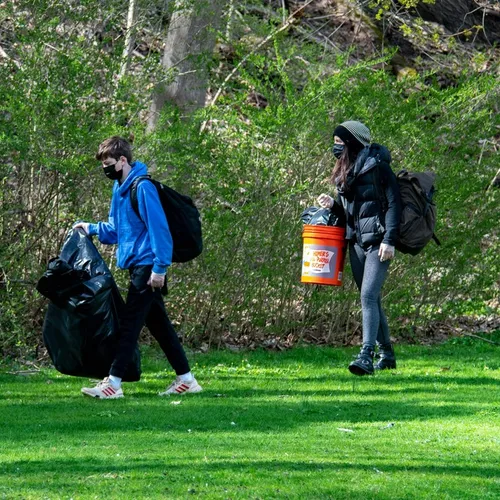 Volontari raccolgono rifiuti in un parco