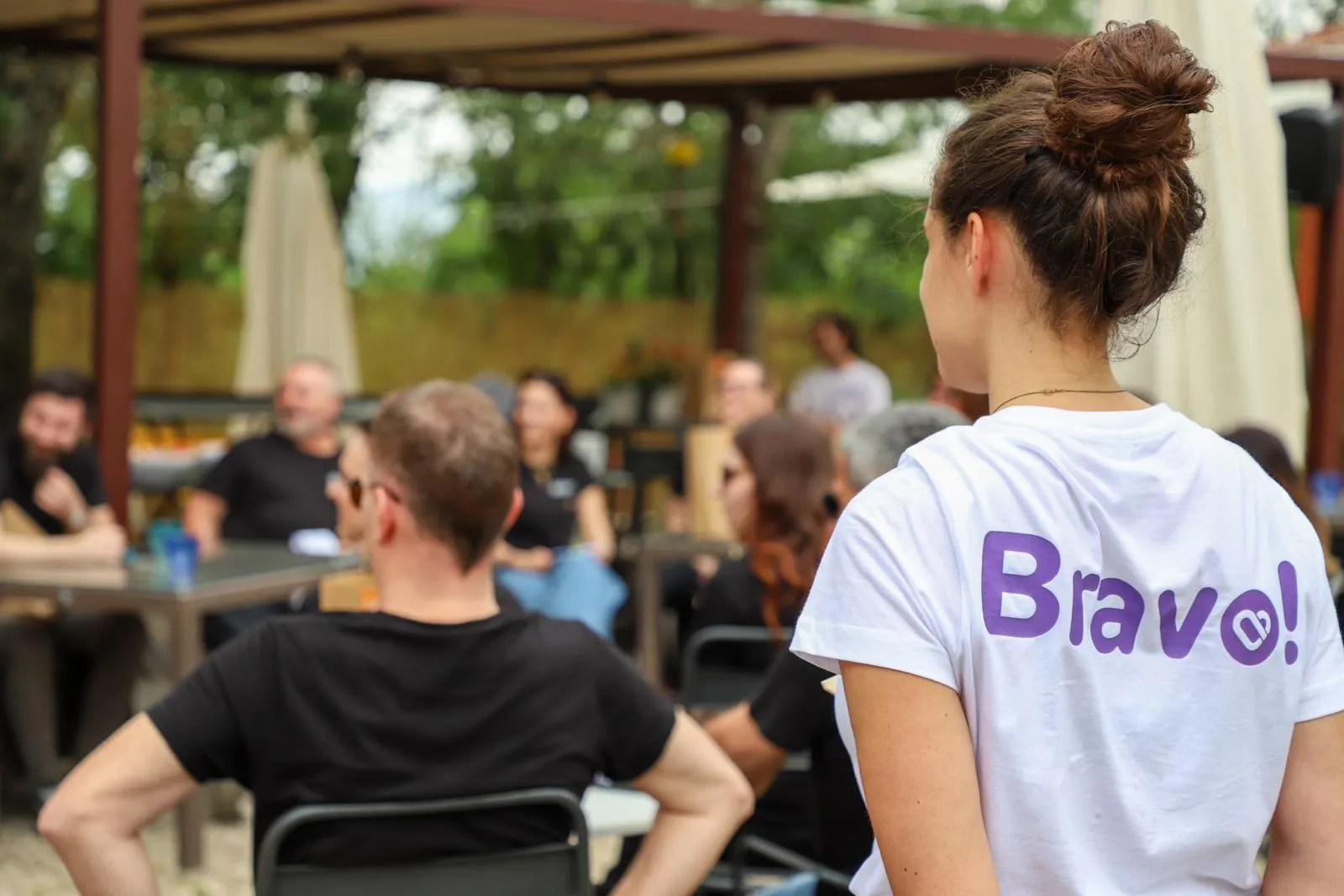Il team Bravo! con le magliette viola durante un'attività